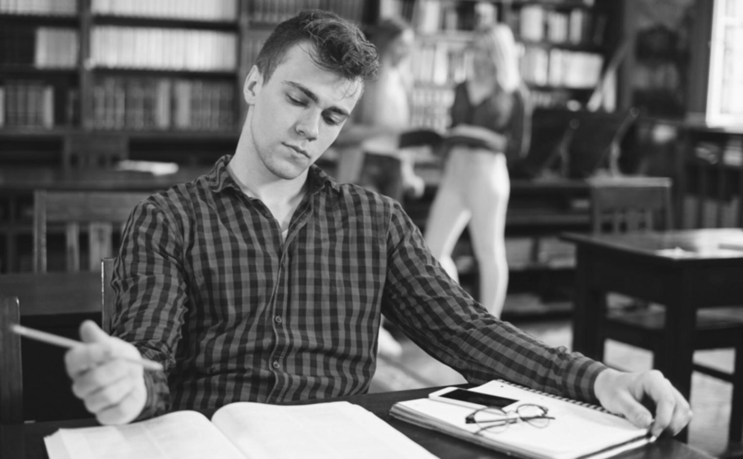 Professionelle Styling-Werkzeuge und Pflegeprodukte in modernem Setting